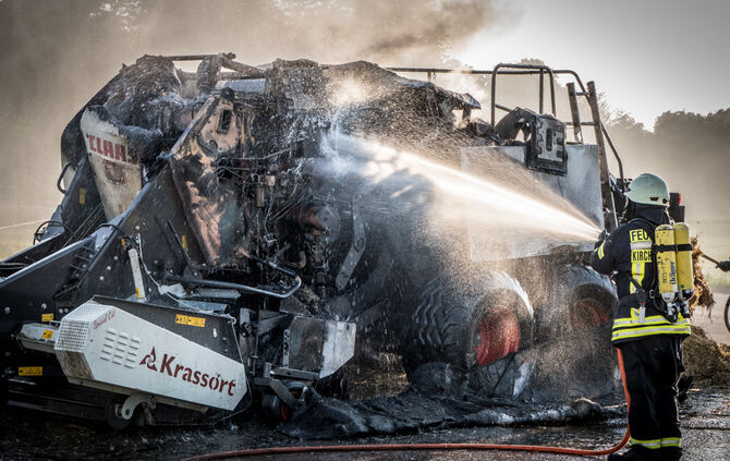 Ballenpresse geriet in Brand - Bild 14_11