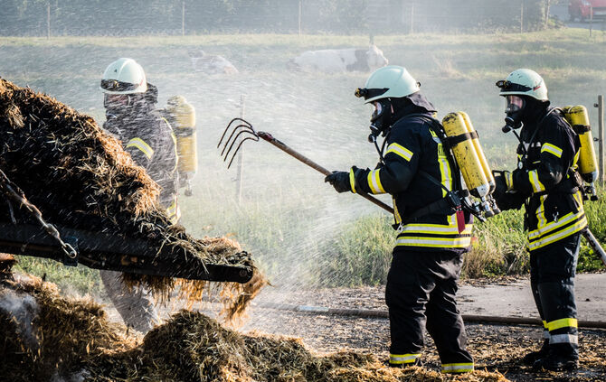 Ballenpresse geriet in Brand - Bild 13_12