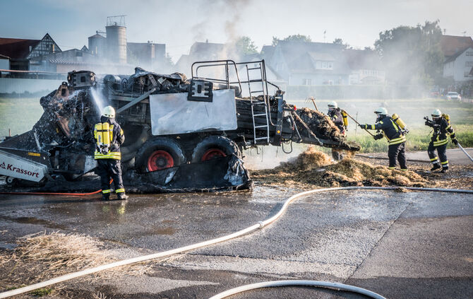 Ballenpresse geriet in Brand - Bild 12_13