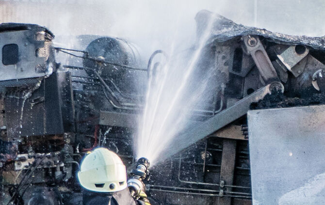 Ballenpresse geriet in Brand - Bild 11_14
