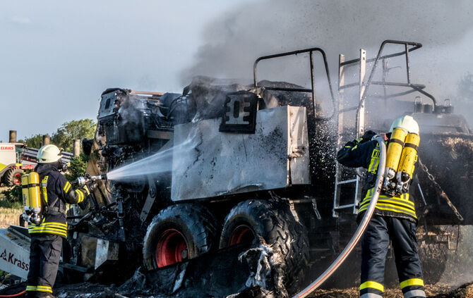 Ballenpresse geriet in Brand - Bild 09_16