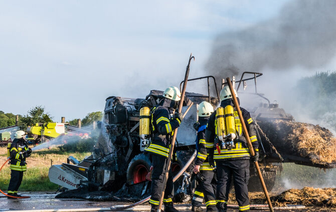 Ballenpresse geriet in Brand - Bild 08_17