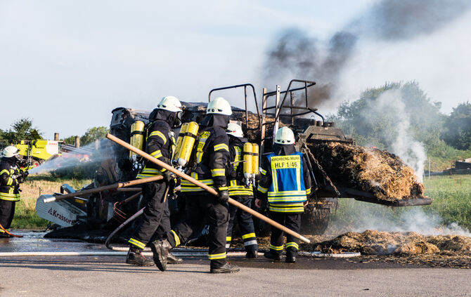 Ballenpresse geriet in Brand - Bild 07_18