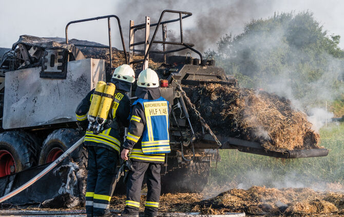 Ballenpresse geriet in Brand - Bild 06_19