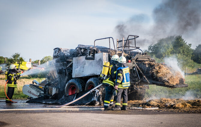 Ballenpresse geriet in Brand - Bild 05_20