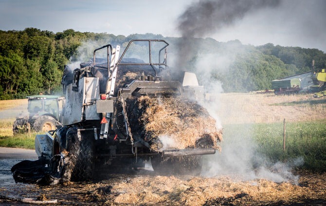 Ballenpresse geriet in Brand - Bild 04_21