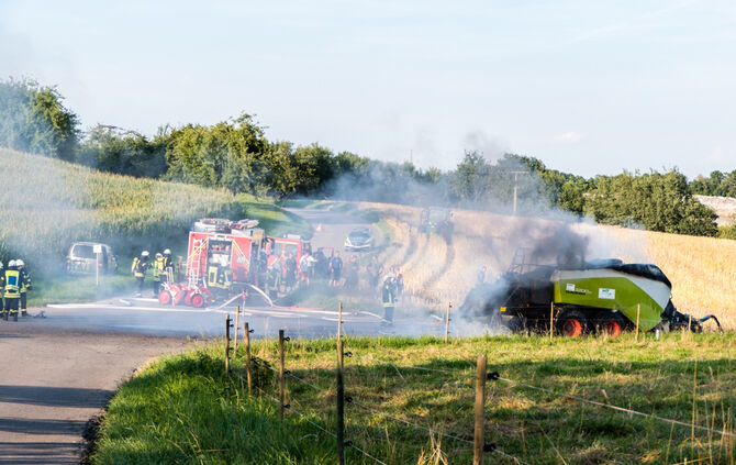 Ballenpresse geriet in Brand - Bild 03_22