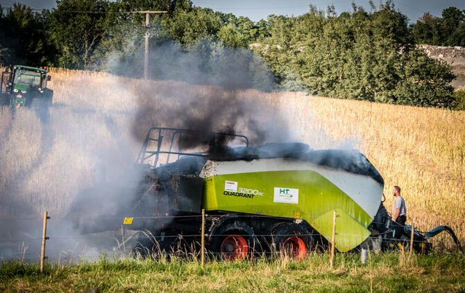 Ballenpresse geriet in Brand - Bild 02_23