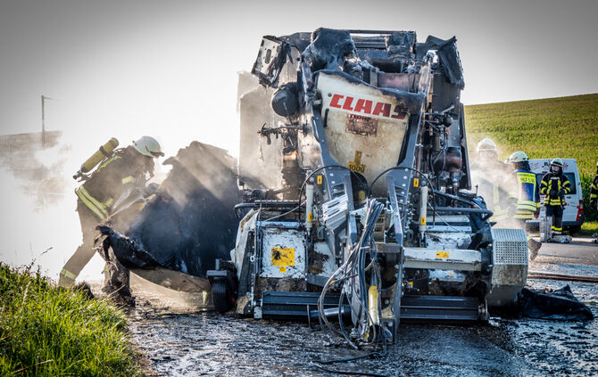 Ballenpresse geriet in Brand - Bild 19_24