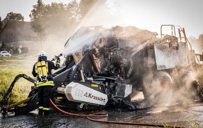 Ballenpresse geriet in Brand - Bild 15_25
