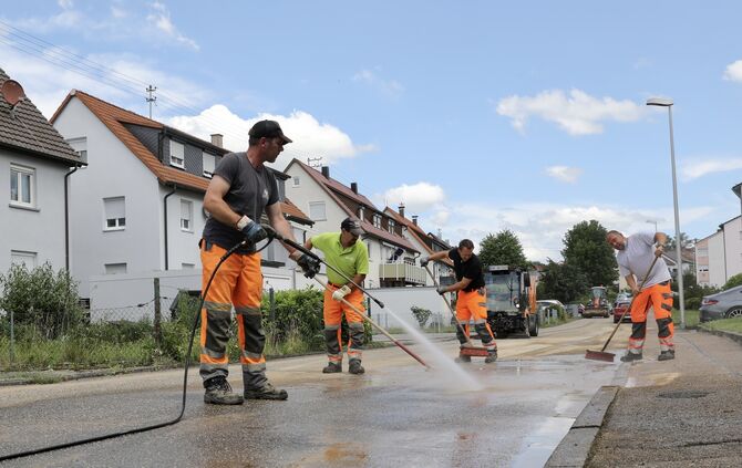 Aufräumarbeiten in Neustadt Straße Lindvögele nach Sturm