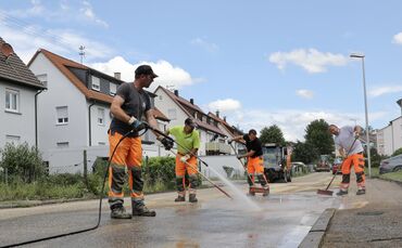 Aufräumarbeiten in Neustadt Straße Lindvögele nach Sturm
