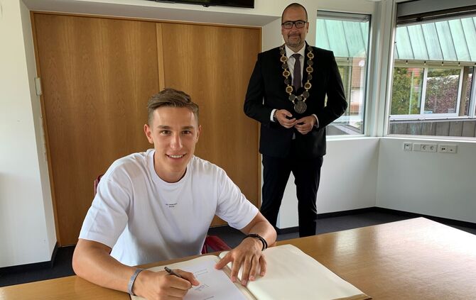 Goldenes Buch Nico Schlotterbeck Foto Claudia Leihenseder1