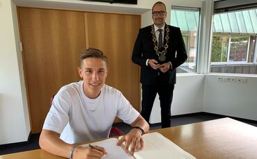 Goldenes Buch Nico Schlotterbeck Foto Claudia Leihenseder1