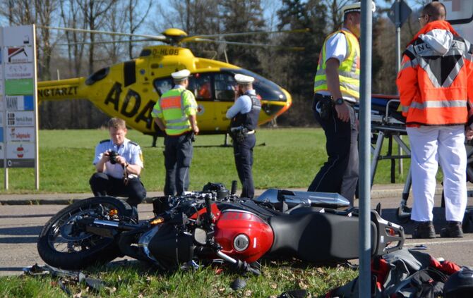 LKW erfasst Motorradfahrer - Rettungshubschrauber im Einsatz