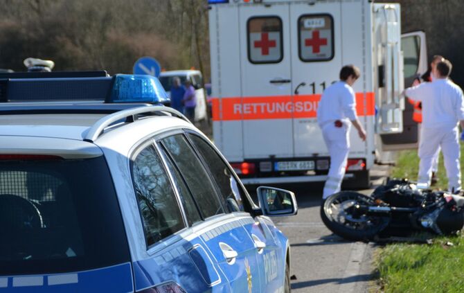 LKW erfasst Motorradfahrer - Rettungshubschrauber im Einsatz