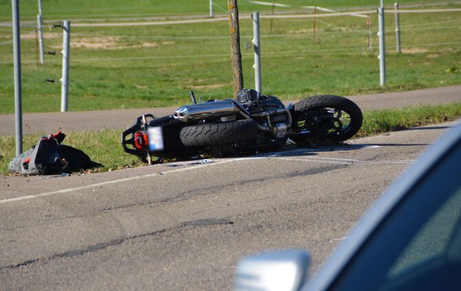 LKW erfasst Motorradfahrer - Rettungshubschrauber im Einsatz