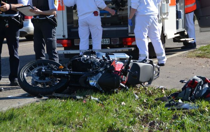 LKW erfasst Motorradfahrer - Rettungshubschrauber im Einsatz