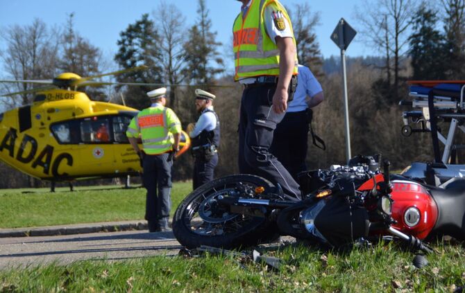 LKW erfasst Motorradfahrer - Rettungshubschrauber im Einsatz