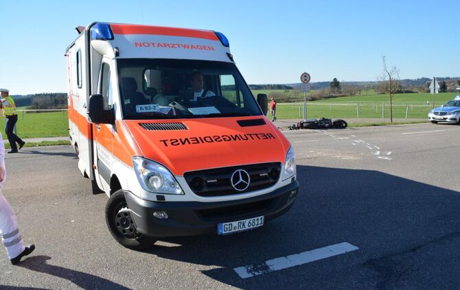 LKW erfasst Motorradfahrer - Rettungshubschrauber im Einsatz