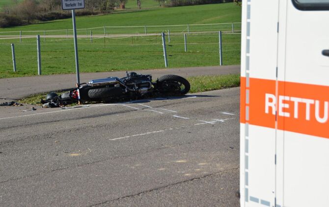 LKW erfasst Motorradfahrer - Rettungshubschrauber im Einsatz