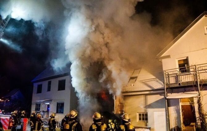 Anbau in Flammen - Feuerwehr kaempft bei -15 ∘ C gegen die Flammen - Bild 19_0
