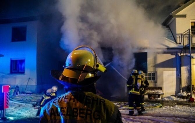 Anbau in Flammen - Feuerwehr kaempft bei -15 ∘ C gegen die Flammen - Bild 03_1
