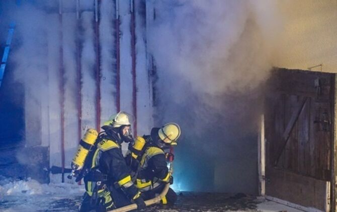 Anbau in Flammen - Feuerwehr kaempft bei -15 ∘ C gegen die Flammen - Bild 17_2