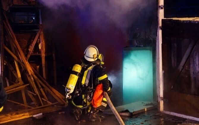 Anbau in Flammen - Feuerwehr kaempft bei -15 ∘ C gegen die Flammen - Bild 04_3