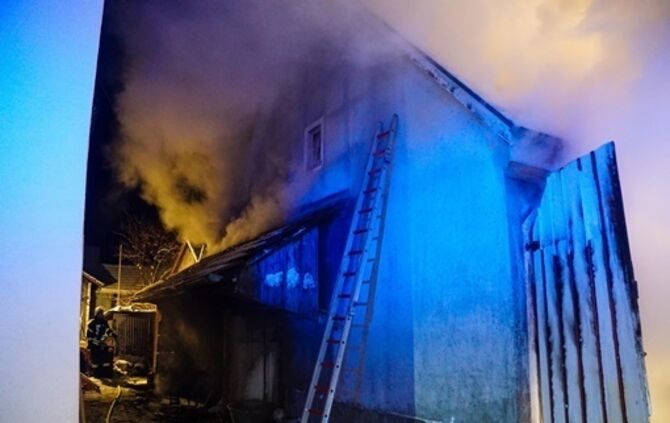 Anbau in Flammen - Feuerwehr kaempft bei -15 ∘ C gegen die Flammen - Bild 01_4