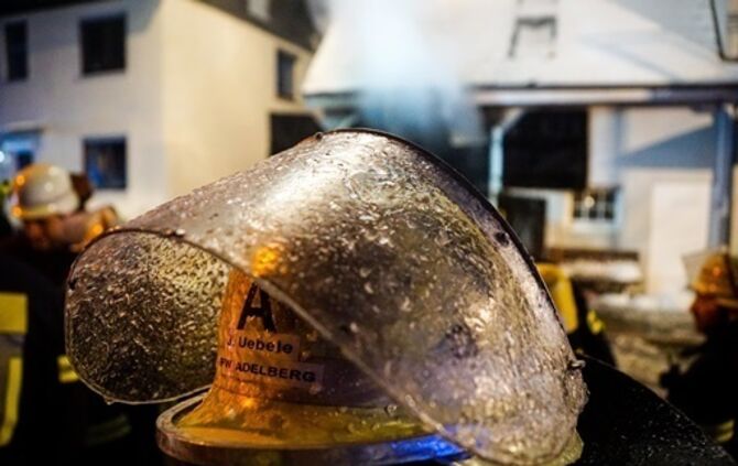 Anbau in Flammen - Feuerwehr kaempft bei -15 ∘ C gegen die Flammen - Bild 07_5