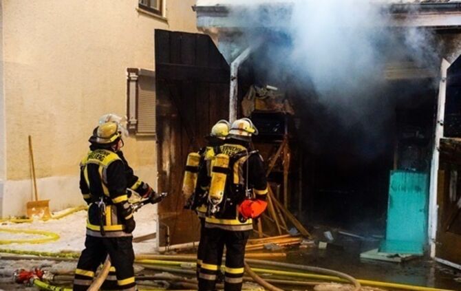 Anbau in Flammen - Feuerwehr kaempft bei -15 ∘ C gegen die Flammen - Bild 05_6