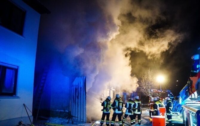 Anbau in Flammen - Feuerwehr kaempft bei -15 ∘ C gegen die Flammen - Bild 21_7