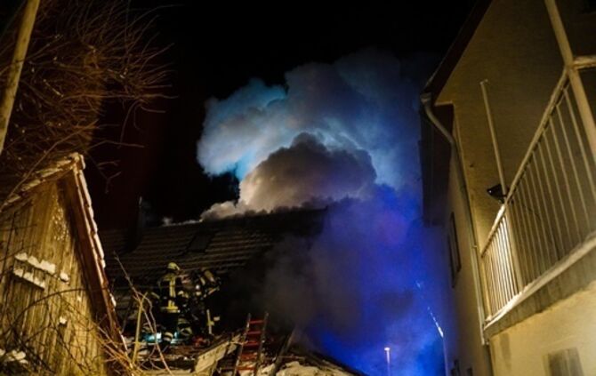 Anbau in Flammen - Feuerwehr kaempft bei -15 ∘ C gegen die Flammen - Bild 02_8