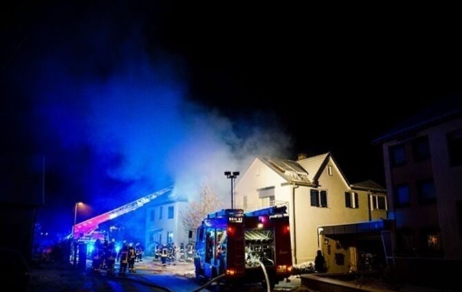 Anbau in Flammen - Feuerwehr kaempft bei -15 ∘ C gegen die Flammen - Bild 10_9