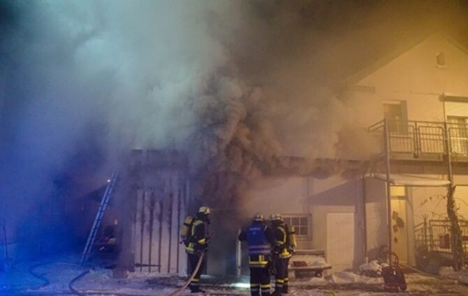 Anbau in Flammen - Feuerwehr kaempft bei -15 ∘ C gegen die Flammen - Bild 15_10