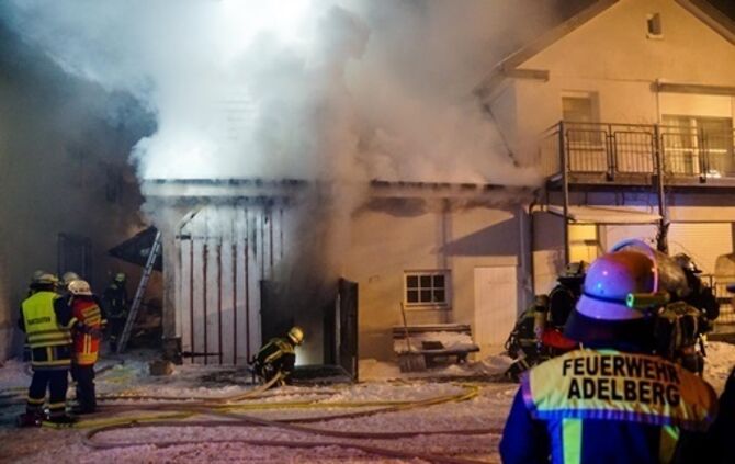 Anbau in Flammen - Feuerwehr kaempft bei -15 ∘ C gegen die Flammen - Bild 12_11