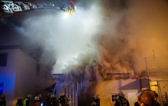 Anbau in Flammen - Feuerwehr kaempft bei -15 ∘ C gegen die Flammen - Bild 13_12