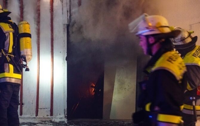 Anbau in Flammen - Feuerwehr kaempft bei -15 ∘ C gegen die Flammen - Bild 14_13