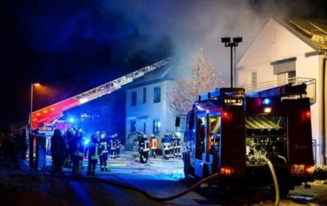 Anbau in Flammen - Feuerwehr kaempft bei -15 ∘ C gegen die Flammen - Bild 09_15