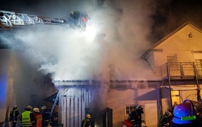Anbau in Flammen - Feuerwehr kaempft bei -15 ∘ C gegen die Flammen - Bild 11_16