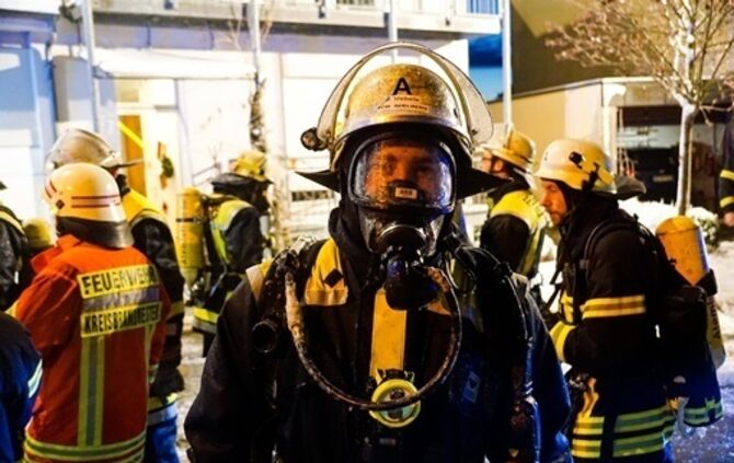Anbau in Flammen - Feuerwehr kaempft bei -15 ∘ C gegen die Flammen - Bild 06_17
