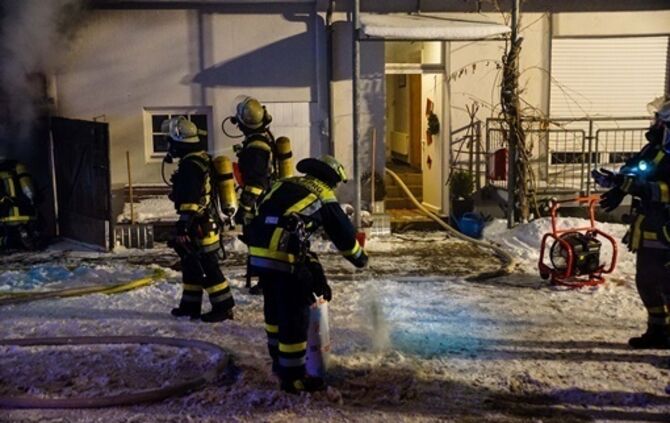 Anbau in Flammen - Feuerwehr kaempft bei -15 ∘ C gegen die Flammen - Bild 18_18