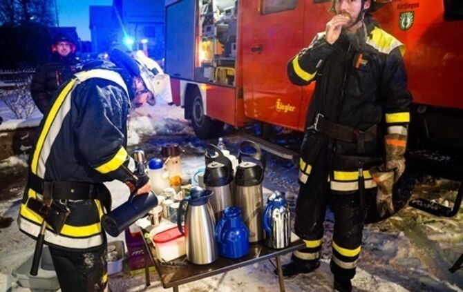 Anbau in Flammen - Feuerwehr kaempft bei -15 ∘ C gegen die Flammen - Bild 08_19