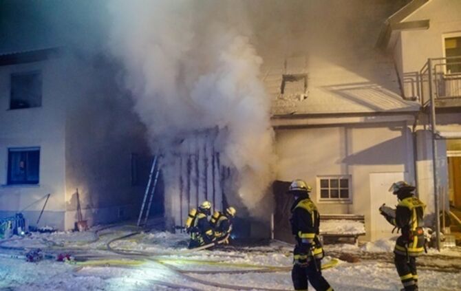 Anbau in Flammen - Feuerwehr kaempft bei -15 ∘ C gegen die Flammen - Bild 16_20