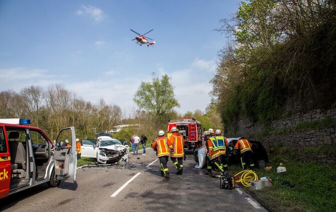 Schwerer Frontalunfall in Kurve fordert 4 Verletzte - L1140 voll gesperrt_0