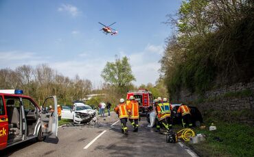 Schwerer Frontalunfall in Kurve fordert 4 Verletzte - L1140 voll gesperrt_0