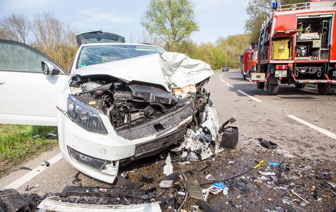 Schwerer Frontalunfall in Kurve fordert 4 Verletzte - L1140 voll gesperrt_1