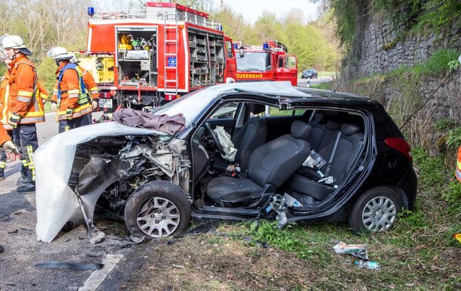 Schwerer Frontalunfall in Kurve fordert 4 Verletzte - L1140 voll gesperrt_2