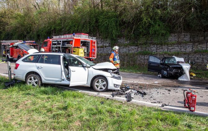 Schwerer Frontalunfall in Kurve fordert 4 Verletzte - L1140 voll gesperrt_3